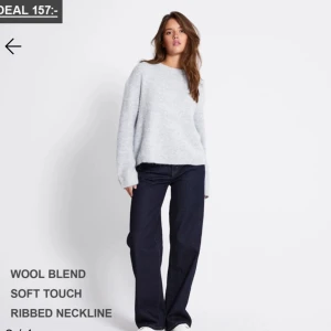 Stickad tröja från lager  - Helt ny, endast testad en gång original pris är 200 så därför säljer jag den för 150 eftersom den bara är testad💞