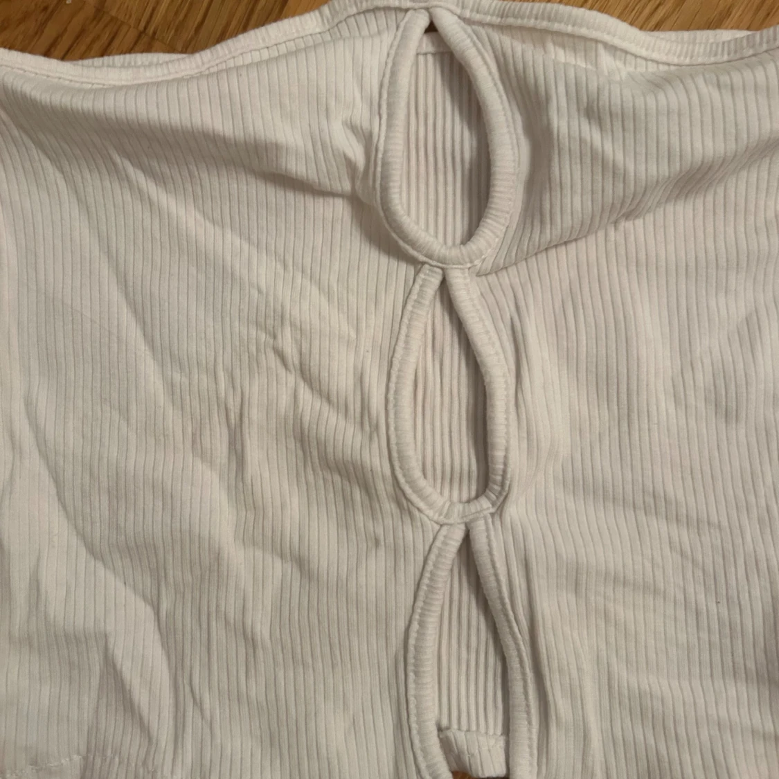 Vit ribbad tubtopp med cut outs - 1