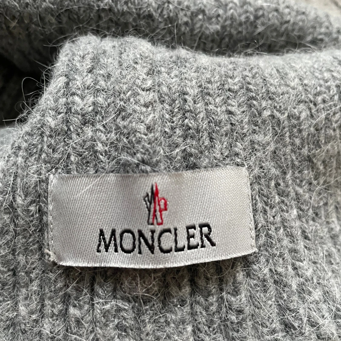 Grå stickad Moncler mössa - 2