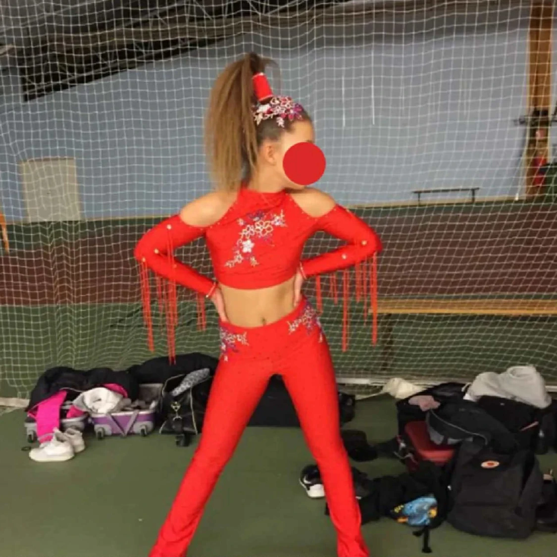 Röd danskostym med paljettdetaljer