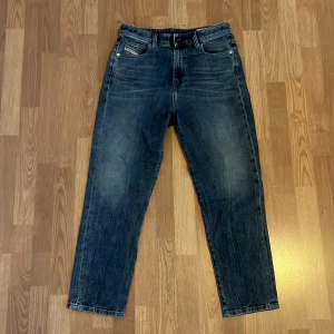 Diesel D-Eiselle raka jeans blå - Snygga mörkblå jeans från Diesel med  raka ben och skitsnygg  wash.  Tveka inte på att skriva ifall du undrar nåt!✨