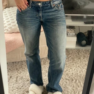 Arrow Low Straight Jeans - Jättesnygga lågmidjade jeans feån Weekday!! Storlek 26/30🫶🏼🫶🏼 Jag är 163 cm