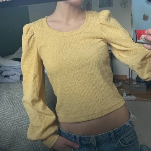 Söt gul blus - Säljer en jätte gullig ljusgul blus med puffärmar. Blusen är knappt använd och är i fint skick, hör av dig privat om du vill ha fler bilder