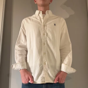 Ralph Lauren skjorta  - Ralph Lauren skjorta| Storlek: S| Modellen är 177 cm| Skick: 9/10, otroligt bra skick!| Pris: 349kr| Priset går alltid att diskutera!|