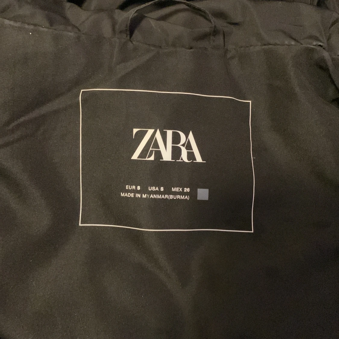 Svart lång pufferjacka från Zara - 2