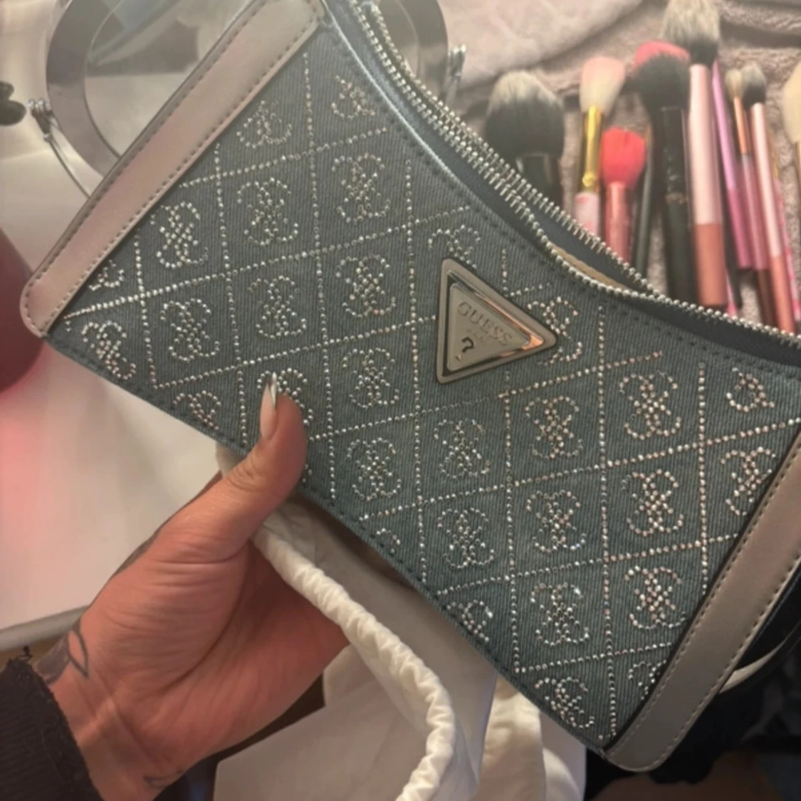 Blå axelväska från Guess med mönster - 3