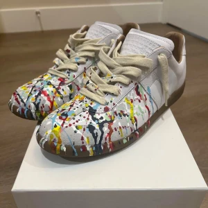 Maison Margiela Gats paintsplatter - Vit/beiga grats i storlek 42. Oanvända, perfekta till hösten och vintern. Tveka inte på att höra av dig vid frågor!