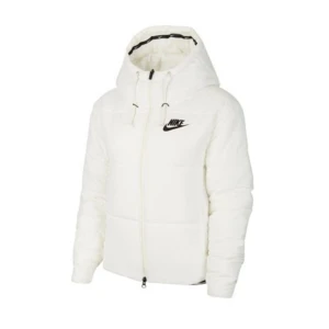 Vit pufferjacka från Nike med huva - Säljer en fräsch vit pufferjacka från Nike med svart logga på bröstet. Jackan har huva med snörning, dragkedja framtill och quiltad design. Perfekt för kalla dagar när du vill hålla stilen och vara varm.