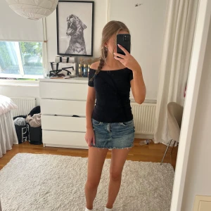 Jättefin jeanskjol från HM - Säljer är jättefin jeanskjol från HM. Den går inte längre att köpa på grund av att jag köpte den för flera år sedan. Den är 30cm lång och jättestretchig 