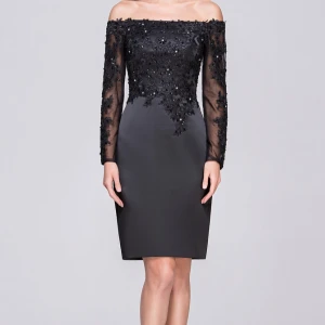 Svart långklänning från JJ's House - Elegant svart långklänning med offshoulder och långa ärmar. Klänningen är figurnära och har en slits bak för extra rörelsefrihet. Perfekt för speciella tillfällen. Den passar också som en stor M. NYPRIS: 3167kr