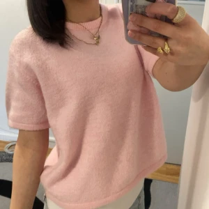 Ljusrosa stickad tröja kortärmad - Jätte fin, använd stickad topp från Y Gina 