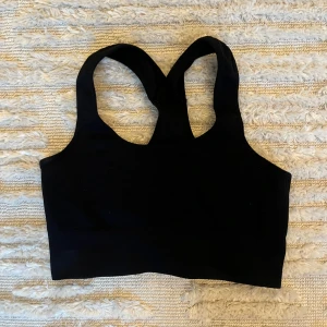 Svart ribbad sportbehå - Snygg och bekväm ribbad sportbehå med breda axelband. Använd 1-2 gånger men tvättas självklart innan den skickas iväg 🫶🏼 Storlek S men passar även XS