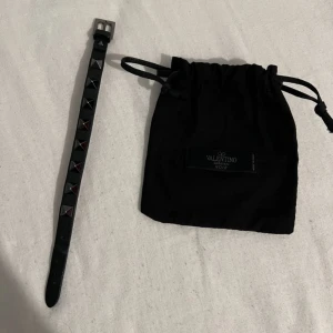 Svart Valentino armband med nitar - hej en svart valentino armband som är i mycket bra sikt inget fel på den alls den är fräsch och som ny nästan den är provad och använd ett få tal gng bara! (Äkta) så klart hör av dig ifall du blir intresserad Ny pris 3,200kr ungefär, pris går och diskuteras vid snabb affär :)