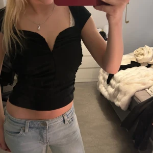 Fest topp - Snygg topp från hm, bra skick! 🥰strl xs men passar s 