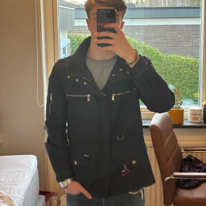 Snoot fieldjacket - Riktigt schysst fieldjacket från märket Snoot. Den e perfekt nu till vintern eftersom den är tjock och behåller värmen väldigt bra. Har varit väldigt nöjd med den men nu så är jag sugen på en annan jacka. Fortfarande bra skick och sitter riktigt bra. Hör av vid frågor 😊