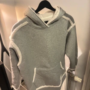 Ugg hoodie  - Säljer en super söt och skön ugg hoodie i ny sick alltså aldrig använd, ny pris 2000 och säljer för endast 799 men pris kan diskuteras vid snabb affär