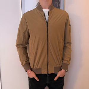 Hetrego windbreaker - Skicket är 10/10 och modellen är 183cm. Vårt pris är endast 1299kr! Kontakta gärna vid eventuella frågor😊🙌