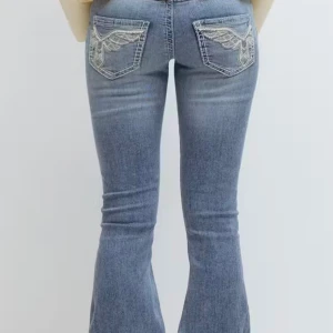 Ljusblå jeans med hål och glitterdetaljer - 14+ gina tricot. Snygga ljusblå bootcut jeans med slitningar på benen och broderade bakfickor med paljetter. Jeansen har låg midja och klassisk femficksdesign. Använda ett fåtal gånger så inprincip nya. Nypris 399,95kr