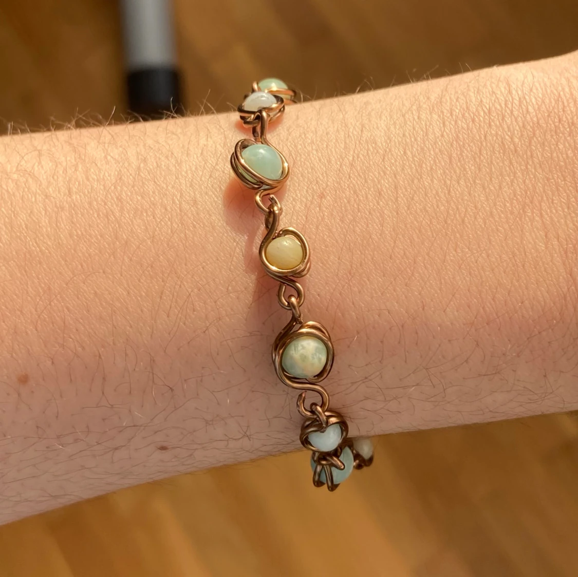 Armband med ljusgröna/ljusblå stenar och koppartråd - 2