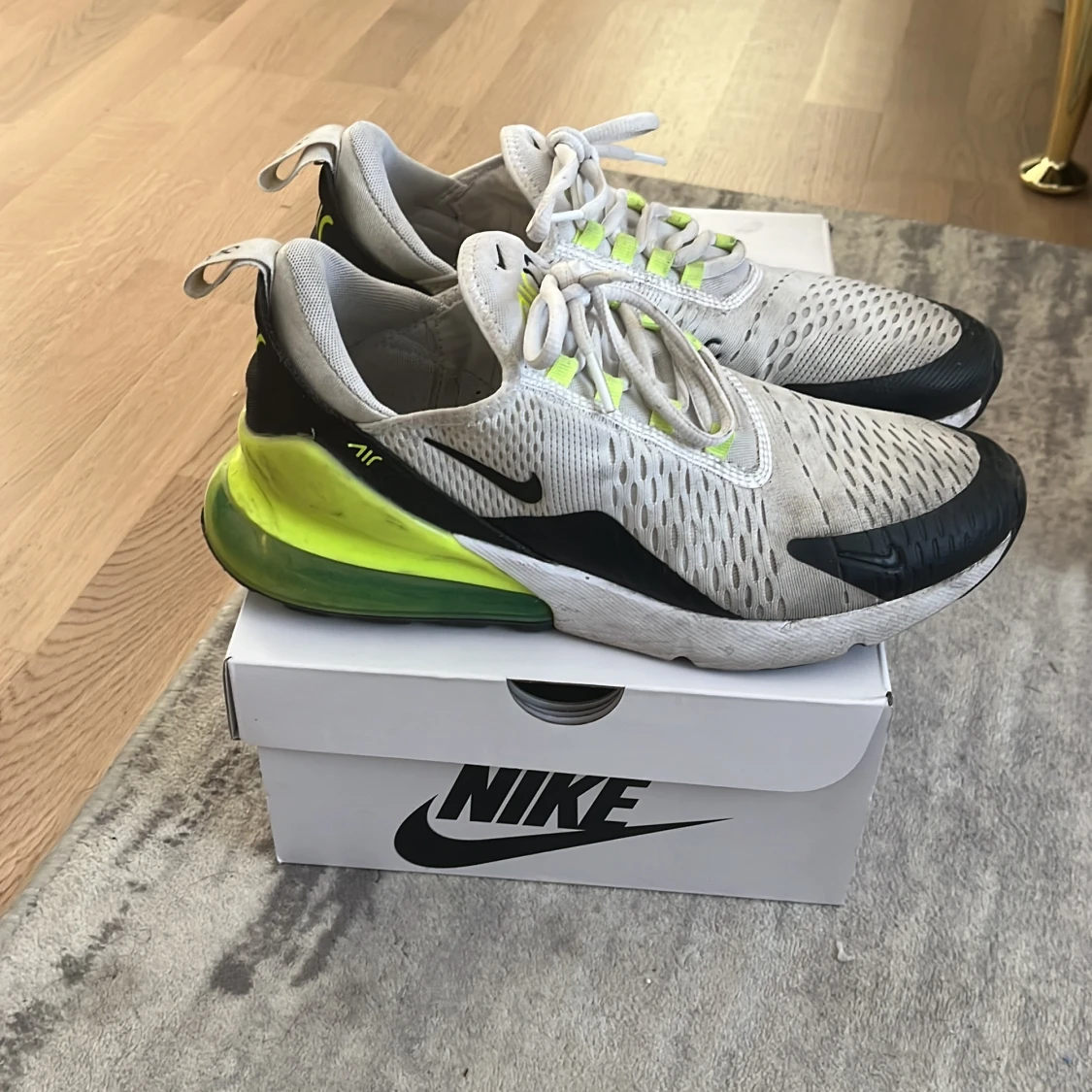 Nike Air Max 270 vita och neongula