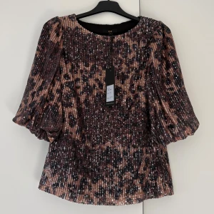 Paljett leopard topp - Super snygg topp från en butik som heter Stil o Design. Aldrig använd med prislapp kvar, storlek S💗