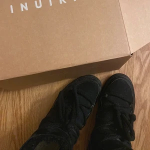 Svarta Inuikiis - Säljer ett par svarta Inuikii i storlek. Skorna är sparsamt använda. Snygga och varma för kalla dagar. Skriv för fler bilder!!