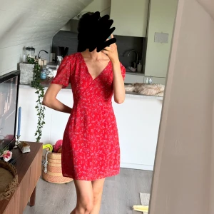 Röd blommig klänning - Fin sommarklänning, endast använd 1 gång. NELLY X GLAMOROUS