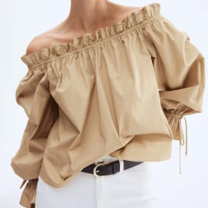 Nakd offshoulder blus - Säljer en liknande blus ifrån nakd, superfin! Skriv för egna bilder!💘
