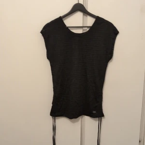 Genomskinlig tröja - Genomskinlig tröja med ränder. Storlek S/36