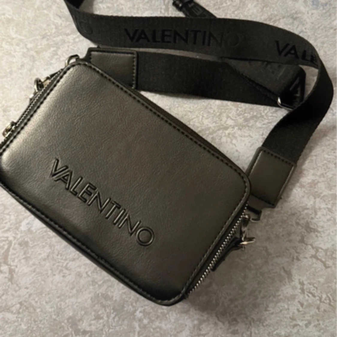 Svart axelväska från Valentino