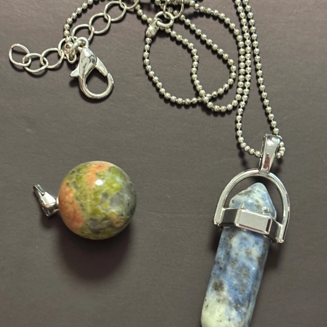 Halsband med stenar och silverkedja - 1