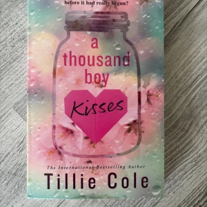 A Thousand Boy Kisses - En gripande berättelse om vänskap, kärlek och hemligheter som förändrar livet. Följ Rune och Poppy från barndom till tonår, där deras band testas av avstånd och mörka hemligheter. Perfekt för dig som vill känna både hjärtesorg och hopp om evig kärlek.