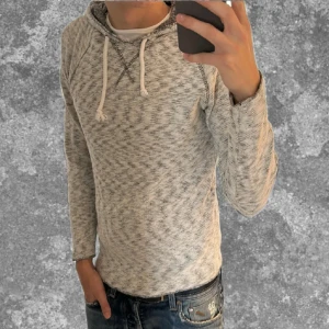 Stickad hoodie  - Unik och väldigt snygg perfekt för en stilren outfit🤩 Måtten: A:52cm B:42cm C:44cm D:63cm Färg: grå/vit