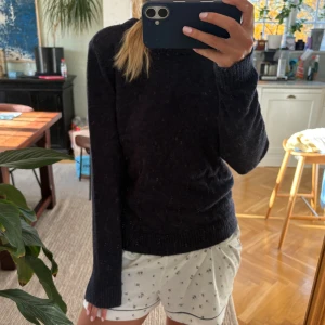 Mörkblå stickad tröja från Vila - Mysig mörkblå stickad tröja från Vila i storlek XS. Tröjan har rund hals, långa ärmar och ribbade muddar vid ärmslut och nederkant. Perfekt för kyliga dagar och enkel att matcha med jeans eller kjol.