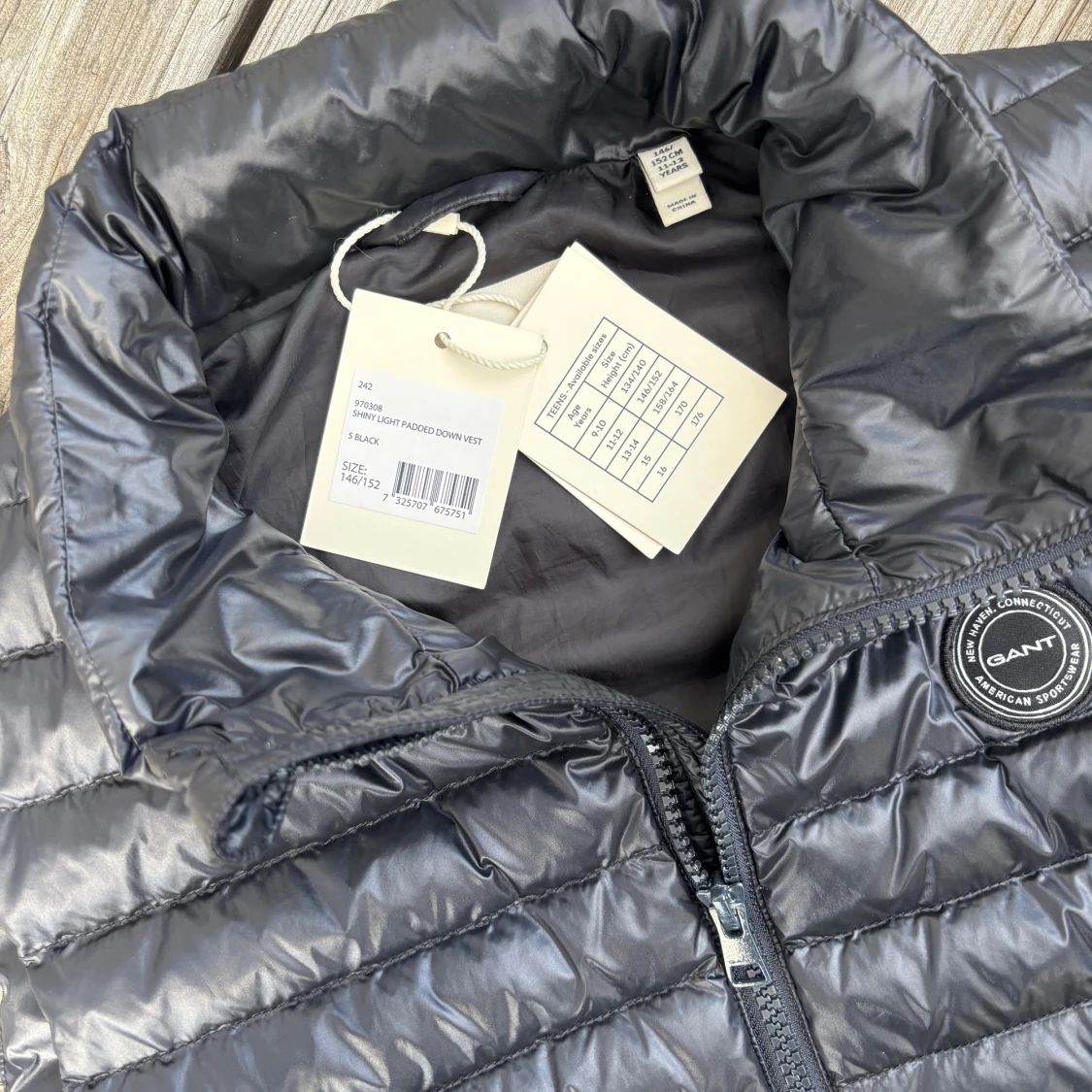 GANT SVART SHINY LIGHT PADDED DOWN VEST - 2