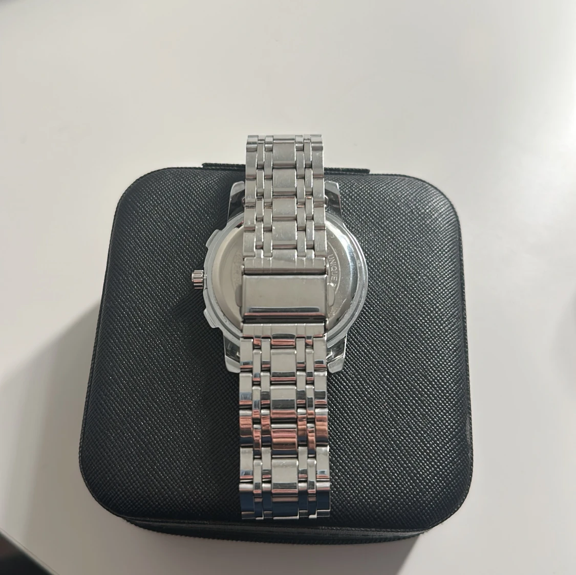 Stilren silverfärgad klocka med länk - 1