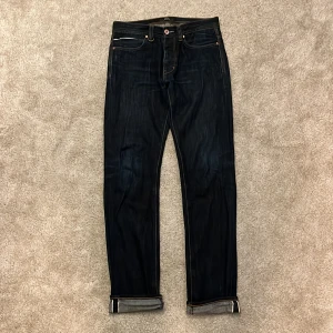 Neuw Selvedge jeans! - Hej! Säljer dessa Selvedge Jeans från märket Neuw i 100% bomull! Grymt bra skick och knappast använda så dessa har en lång historia framför sig! Storleken är 29/32 och modellen på jeansen heter Lou slim! Vid frågor eller funderingar så är du varmt välkommen att kontakta mig vid intresse av köp! 😊nypris: 2700kr! Mvh DC 🔹