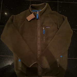 Patagonia fleece jacka - Mörkgrön/brun fleecejacka i storlek medium. Den är helt ny och oanvänd😊