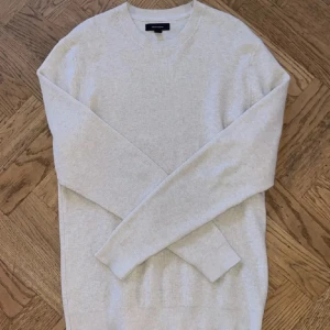 Ljusgrå stickad tröja från Matinique  - Säljer en stilren ljusgrå stickad tröja från Matinique. Tröjan har rund halsringning och långa ärmar, perfekt för lager-på-lager. Mjuk och skön känsla, passar till allt och är enkel att matcha. Tröjan är i nyskick och bara använd en gång 