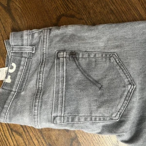 Dondup Jeans - Säljer mina Dondup jeans då jag har växt ur dom. De är storlek 31 och är i nyskick. Kan tänka mig gå ner i pris vid snabb affär. Skriv om du har några frågor👍