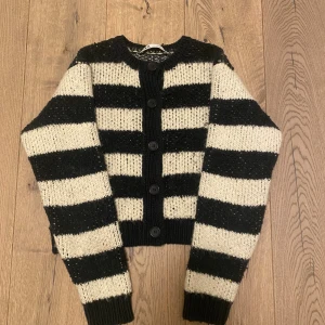 Superfin och varm kofta från Zara!  - Denna superfina, mysiga och varma kofta från Zara är i storlek s, men passar också xs! Jag köpte den här på Plick men kommer tyvärr inte till användning! Koftan har några små defekter på användning men inga hål eller fläckar. Den är bara lite nopprig som stickade tröjor kan bli ibland 💕 Koftan är mörkblå och vit. Skriv för fler frågor! 