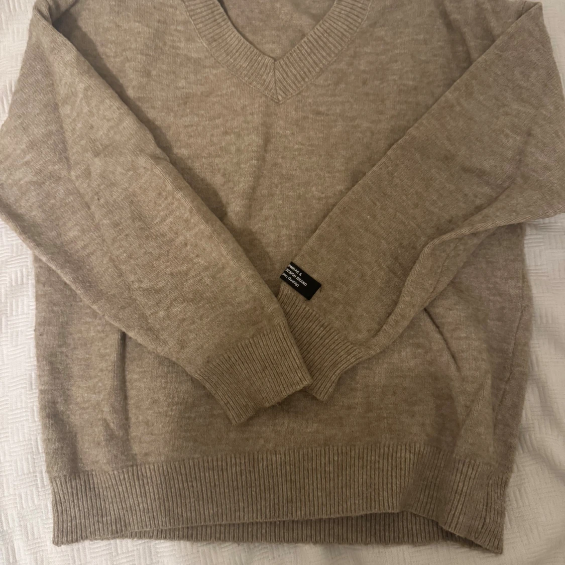 Beige v-ringad stickad tröja - 2