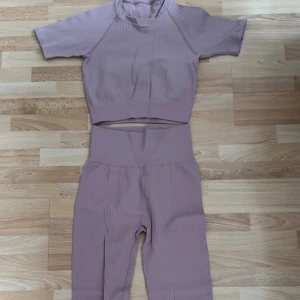 Ny. Ljuslila ribbad set, croppad topp med leggings från SFX - Säljer en ljuslila ribbad croppad set från SOC med Toppen har en slim passform och är tillverkad i mjukt syntetmaterial som andas, perfekt för träning. Snygg och enkel design med diskreta ribbade detaljer.Toppen är storlek xs/s och leggings m/l 0rdprid. 399kr topp och 399kr leggins, totalt 798kr.