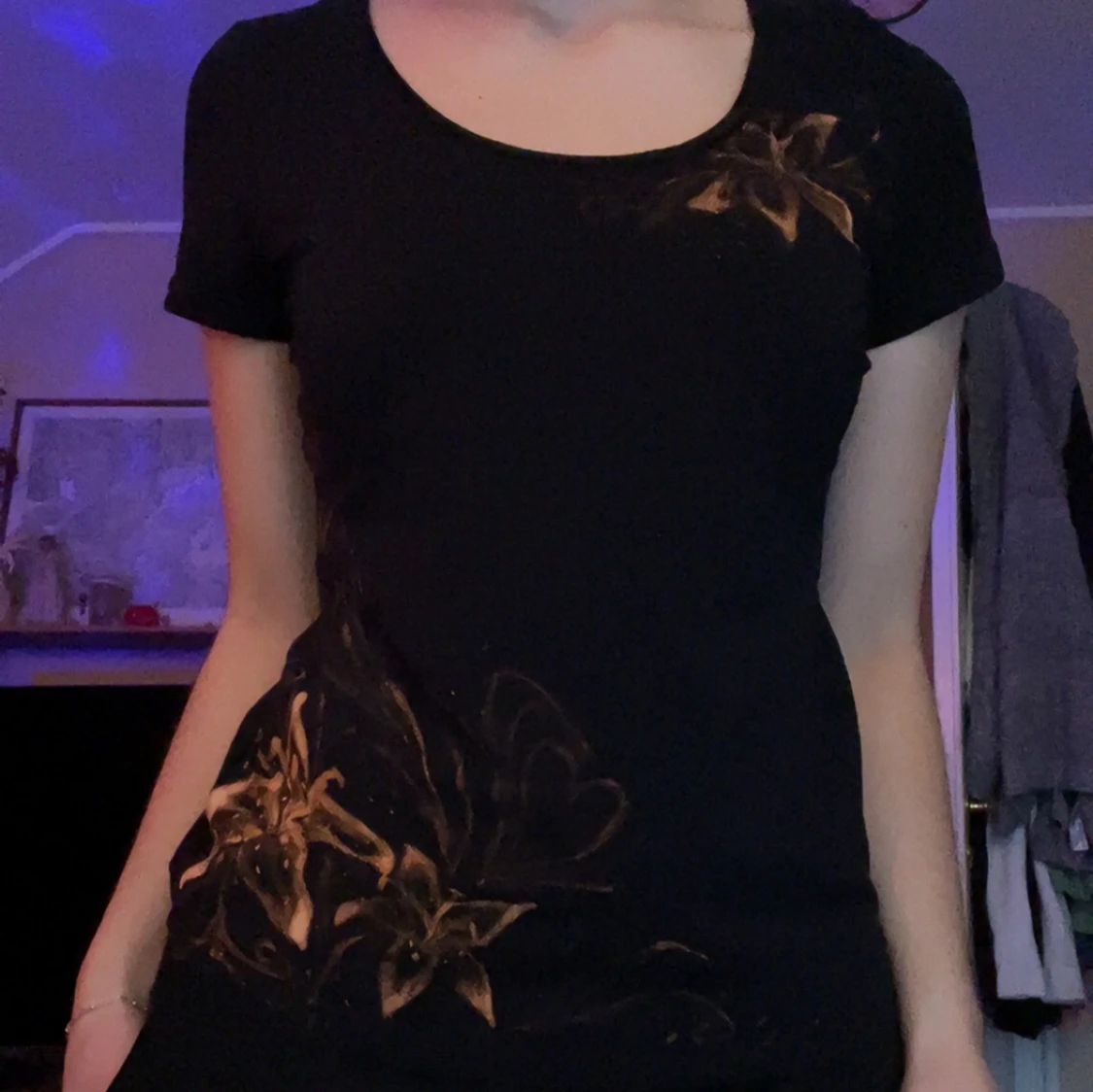 Svart blommig t-shirt  - 2