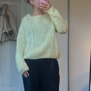 Ljusgul stickad tröja från design by si  - Supermysig ljusgul stickad tröja från design by si med oversized fit och långa ärmar. Tröjan har en grovstickad struktur och rund halsringning, perfekt för lager på lager. Passar dig som gillar en chill och avslappnad stil💕