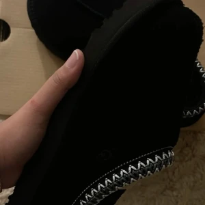 UGGs Tazz | Svart, Strl 39 |Fraktas inom 24h | kvitto tillgänglig  - Fraktas alltid inom 24h. Hej jag säljer mina uggs tazzman storlek 39 som jag har bara använt inomhus max 1-3 gånger. Dem är jätte varma och gosiga perfekt inför vintern men även för att använda hemma. Skicket är i princip hela helt ny eftersom jag har bara testat dem och använt inomhus