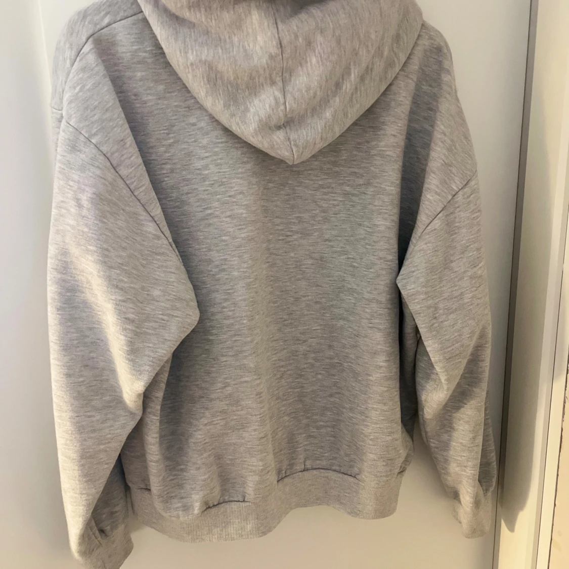 Grå hoodie med huva och snörning - 1