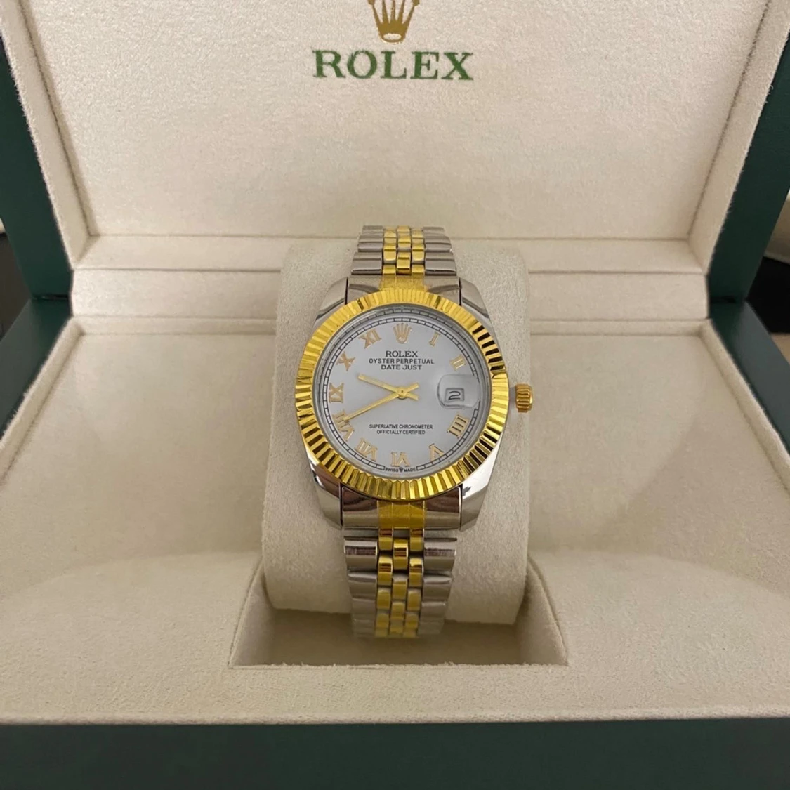 Stil ren klocka med silver och guld färg