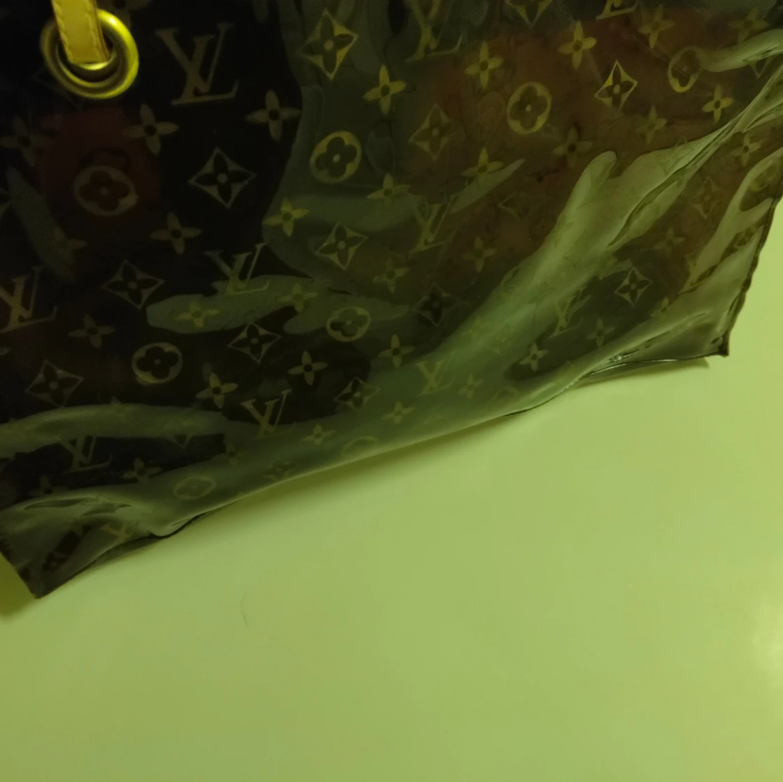 Brun genomskinlig väska. - 1