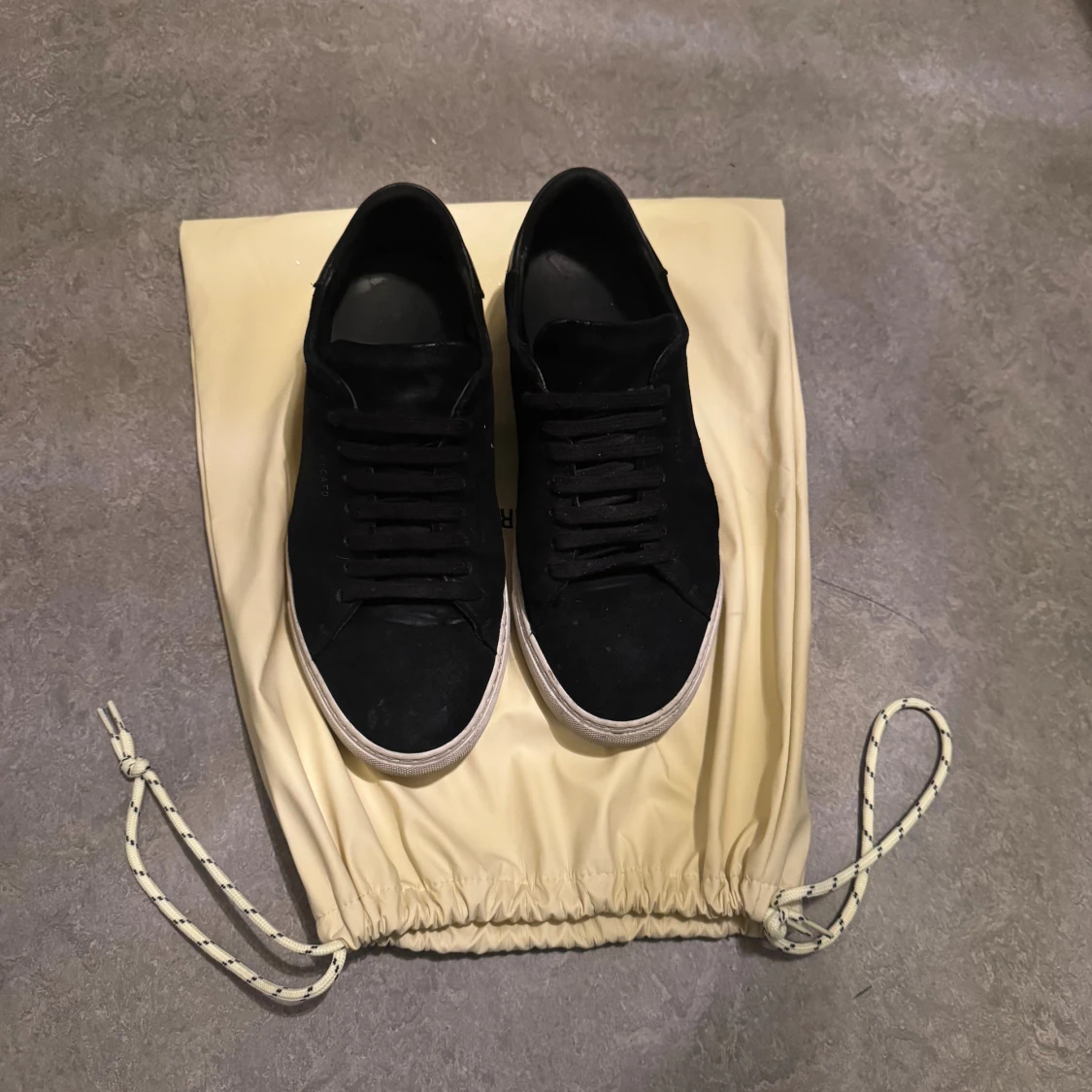 Axel Arigato. Har inte använt dom mycket, med påsen, inför vintern, snabb leverans. - 3